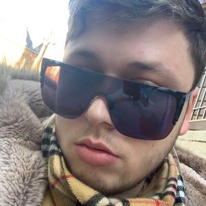 Meet your Posher, Casey